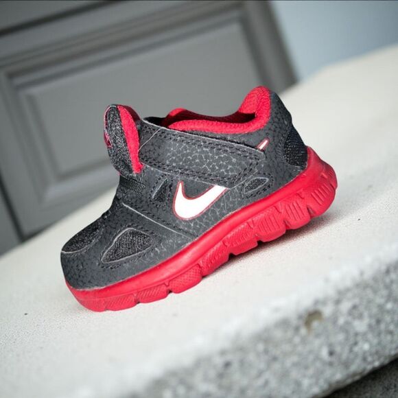 Kids Shoes NIKE Supreme University Red TR 2 (TDV) Size 4C - Picture 1 of 9